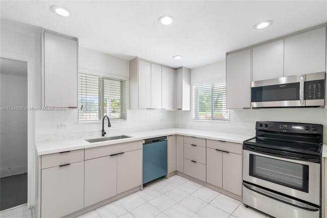 Building Photo - 6330 SW 27th St