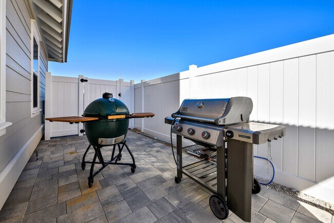 Building Photo - 14300 Front Beach Rd