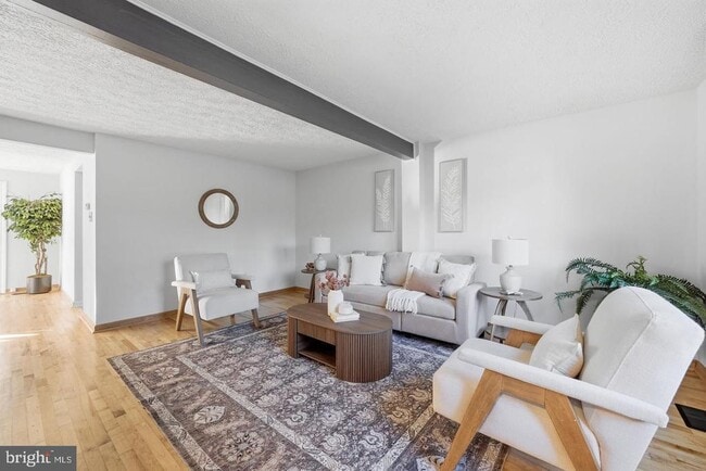 Building Photo - 7619 Nutwood Ct