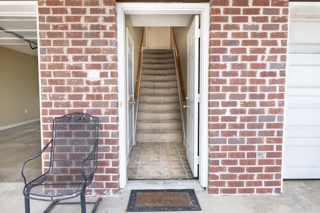 Building Photo - 4 bedroom Townhome Near LSU in a Gated Community