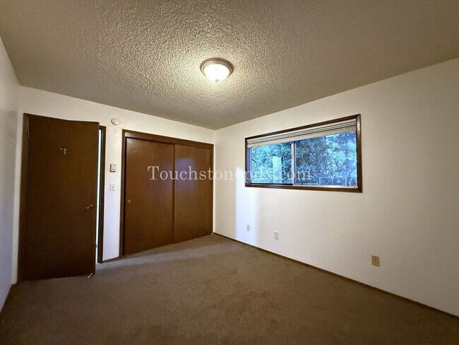 Building Photo - Cozy 2BD Apartment with Patio, East Portland