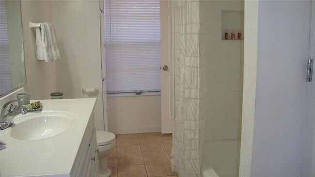 Building Photo - 18311 Redbud Ln