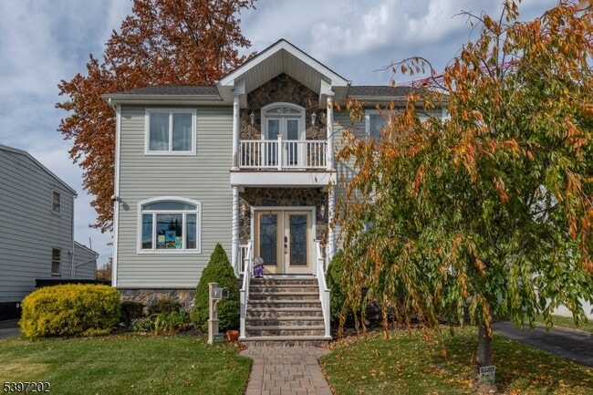 Primary Photo - 27 Evergreen Ave