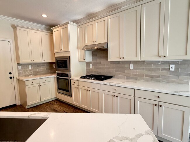 Building Photo - Beautiful Updated 3 bedroom home