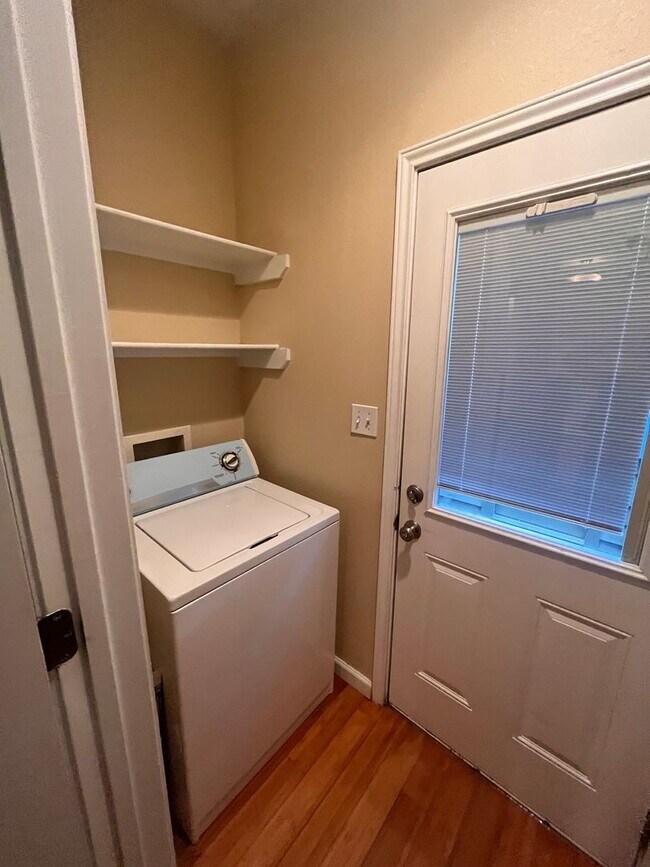 Building Photo - 7bed/6.5bath + 3 car garage and carport