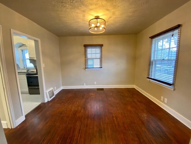 Building Photo - Charming 3 bed 1 bath House with Tons of Updates and Private Backyard!