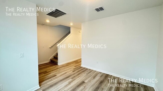 Building Photo - 2401 White Tail St