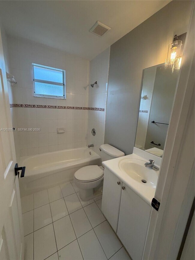 Building Photo - 16940 SW 94th Ave