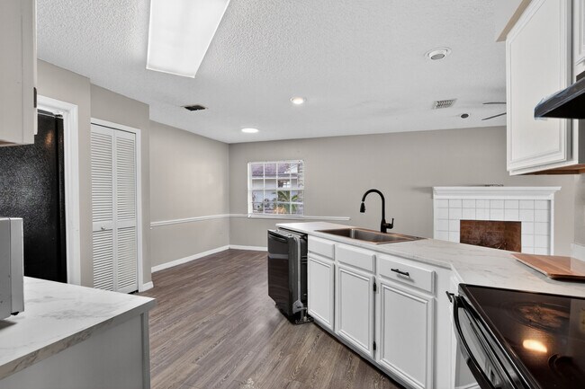 Building Photo - 802 Arietta Cir N