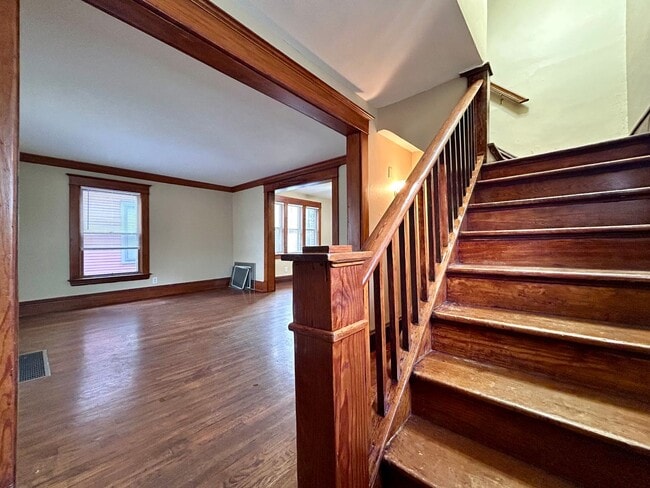 Building Photo - 2 Bedroom 2 Bath Home in Eastown!