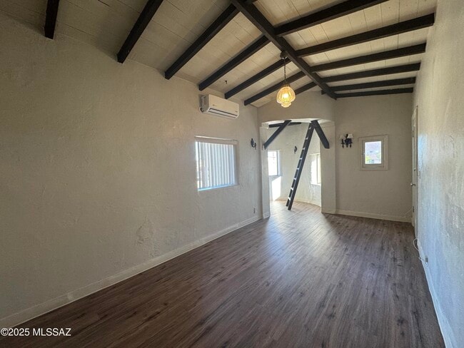 Building Photo - 2734 N Martin Ave