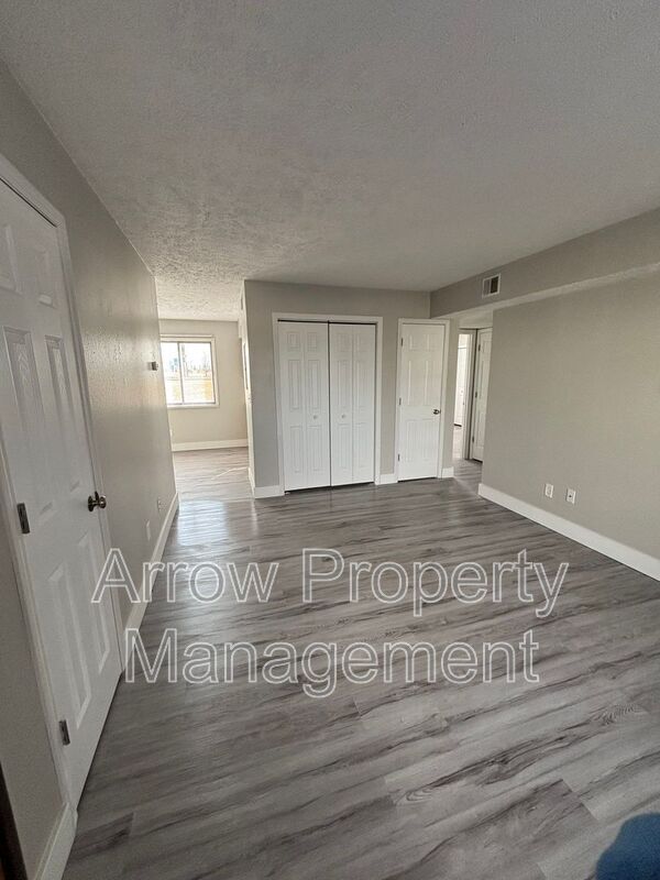 Building Photo - 2481 E 5th Ave