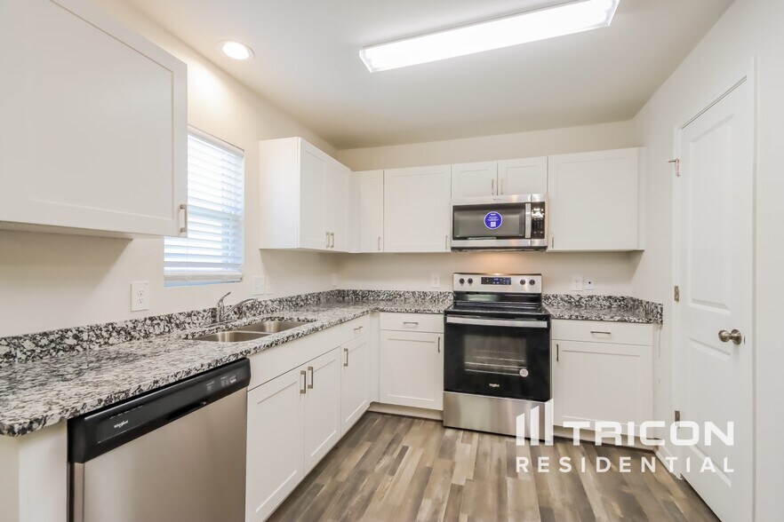 Building Photo - 15811 Del Norte Dr
