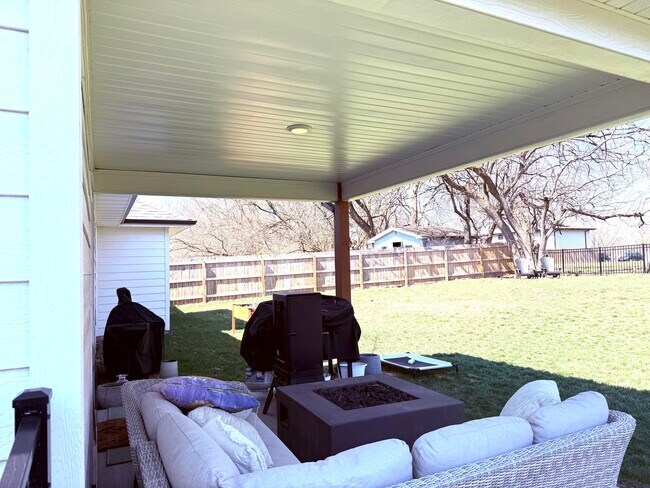 Building Photo - 7671 N Rainbow Dr