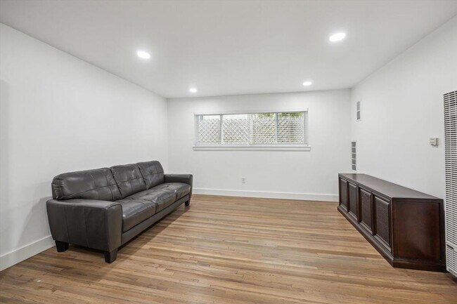 Building Photo - 2207 Mimosa Dr