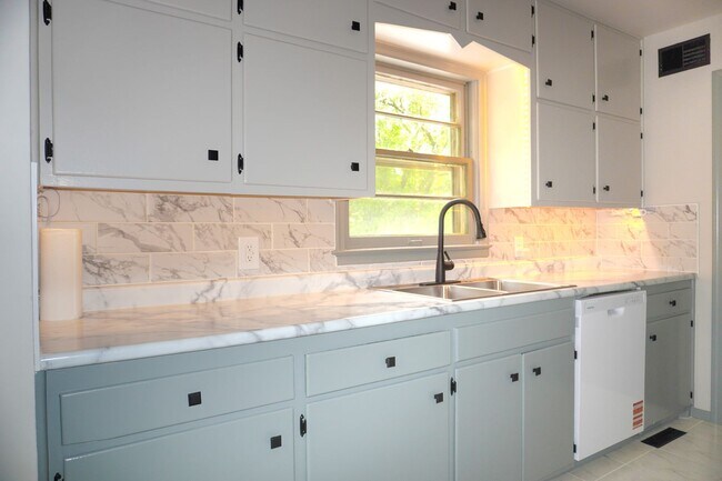 Building Photo - 3b 2b Finished Basement + Garage Lawn Care Provided APPLY FREE!