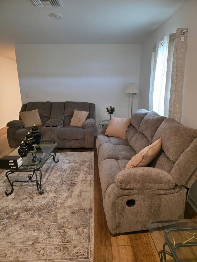 Building Photo - Brand New 3/2/2 furnished close to I75 to commute to Tampa or Ocala.