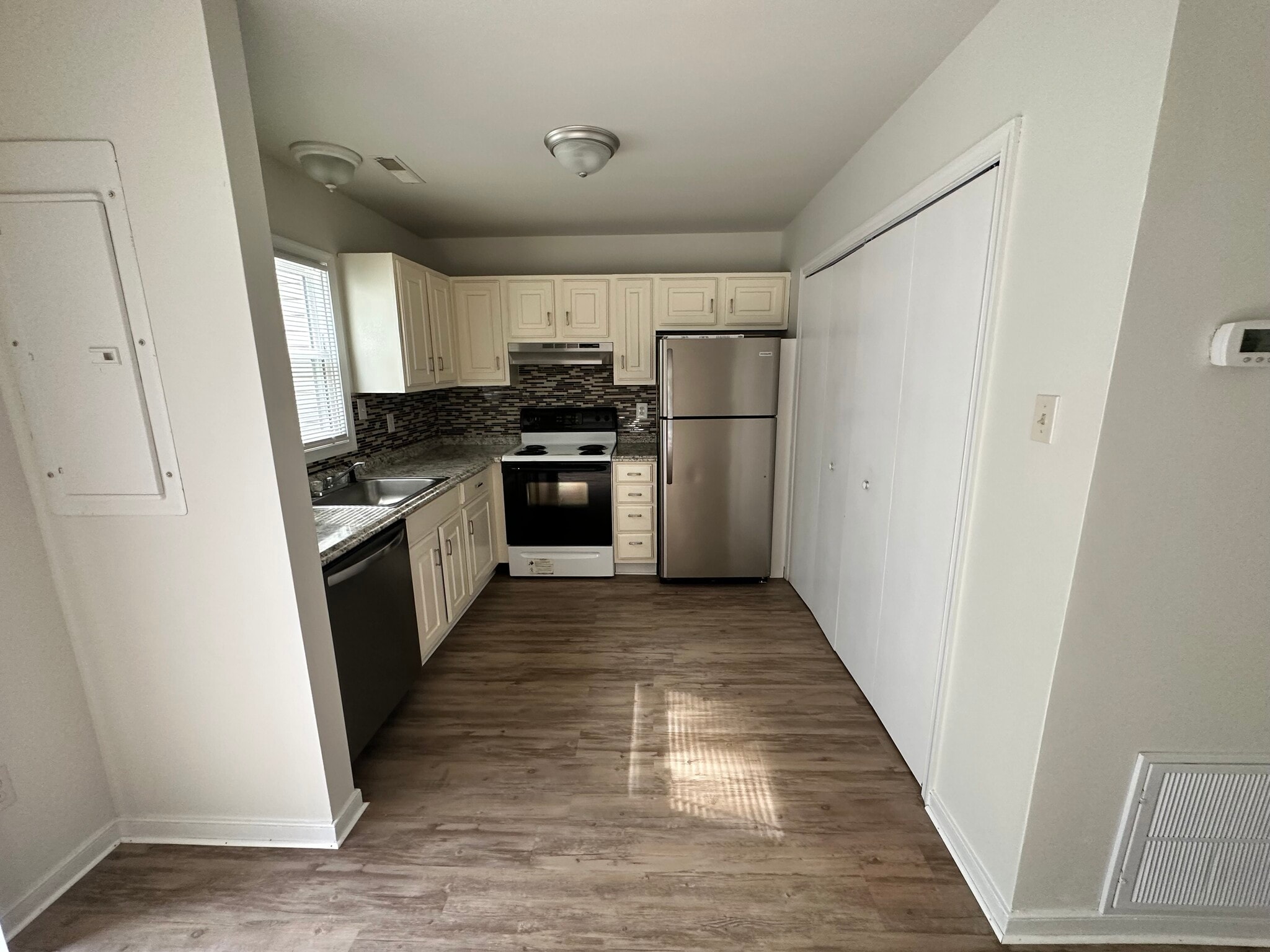 Building Photo - 15210 Broadwater Ct