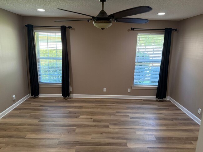 Building Photo - 212 Autumn Ridge Ct