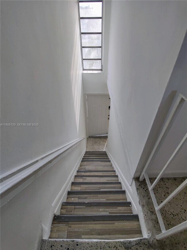 Building Photo - 921 SW 7th St