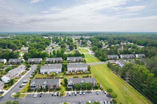 Primary Photo - Well-maintained townhouse in Richmond