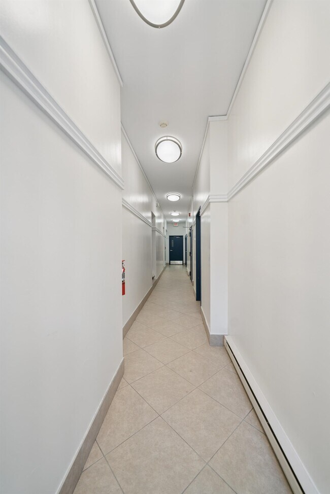 Building Photo - 168 Coles St