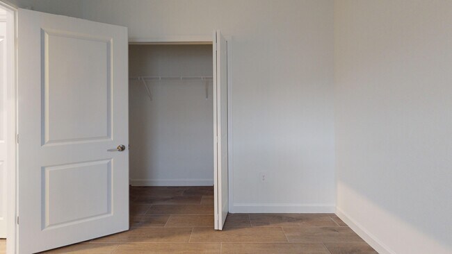 Building Photo - 7773 Lakes Edge Ln