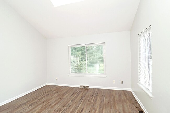 Building Photo - Move-in Ready End-Unit Stonehenge Townhome