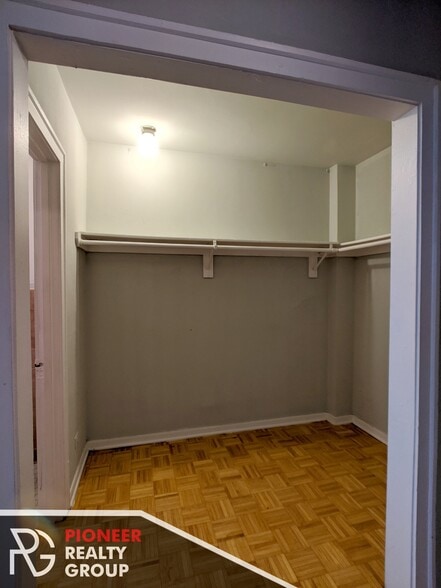 Building Photo - 717 W Belmont Ave
