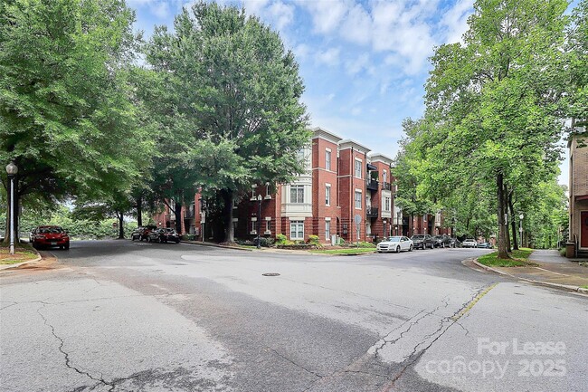 Building Photo - 793 Garden District Dr