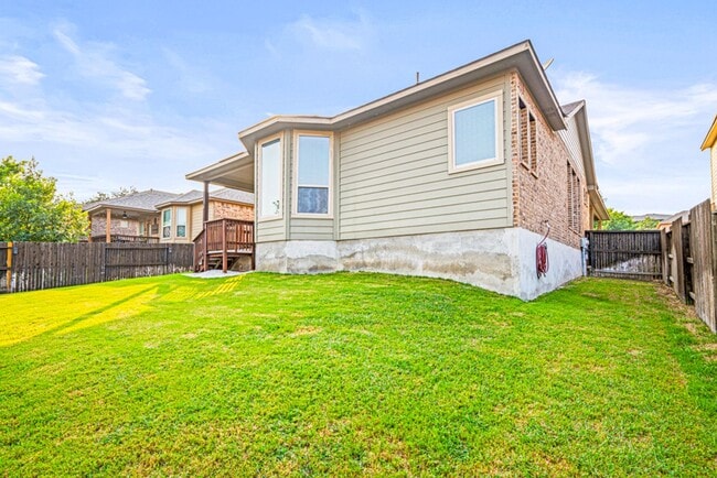 Building Photo - 4 BEDROOM FOR RENT- SEPARATE LIVING AREA - OFFICE