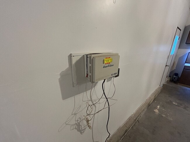 Building Photo - 5 Bed 2 Bath Home with 2 Car Attached Garage in Quiet Nice Neighborhood.