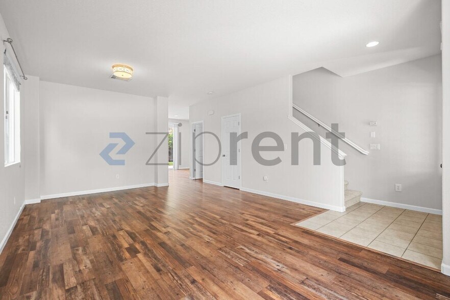 Building Photo - Unit