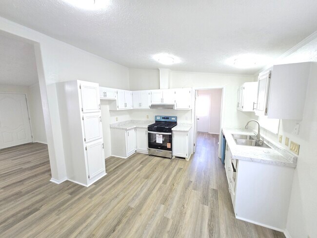 Building Photo - 916 W 65th St S