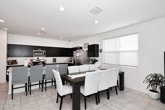 Building Photo - 40020 W Sunland Dr