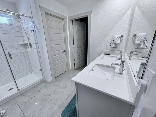 Building Photo - 6811 Fleetwood Crescent Wy