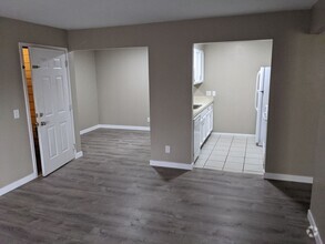 Building Photo - Mountain Views 2 Bed 2 Bath Top Floor Cond...