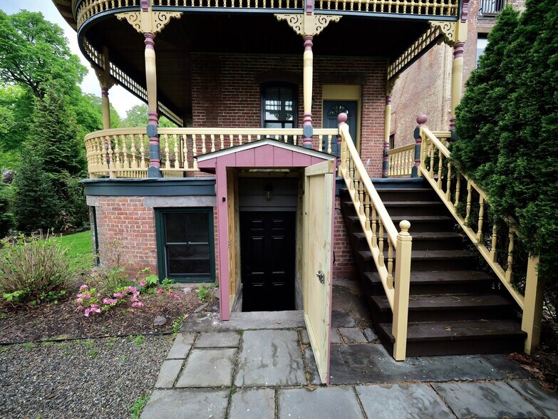 Building Photo - 4 Grand St