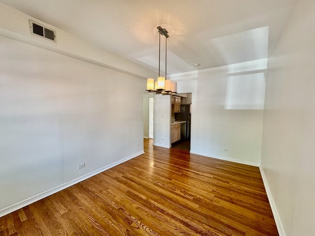 Building Photo - 6042 N Kenmore Ave