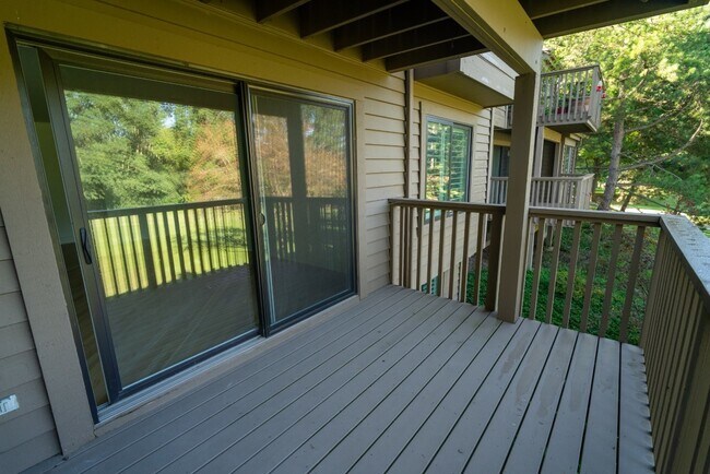 Building Photo - 656 Golf Ln