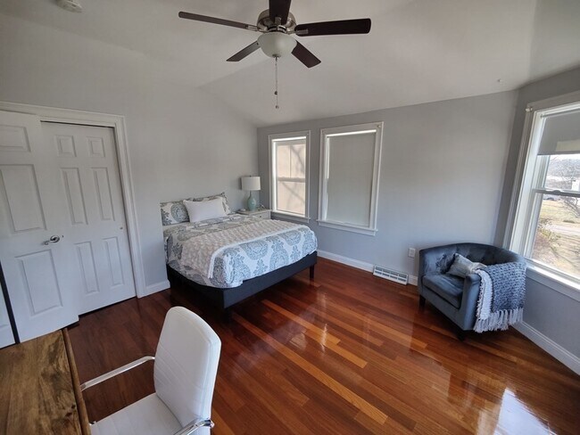 Building Photo - 36 Monroe St