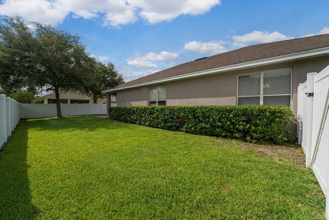 Building Photo - Cute and Spacious 3/2 House w/Bonus Room i...