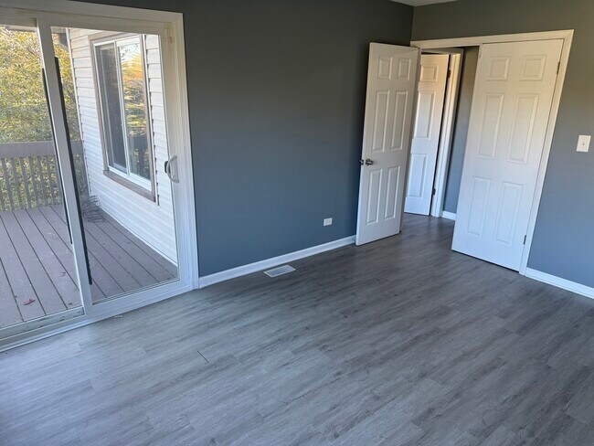 Building Photo - 1319 Kingsbury Dr