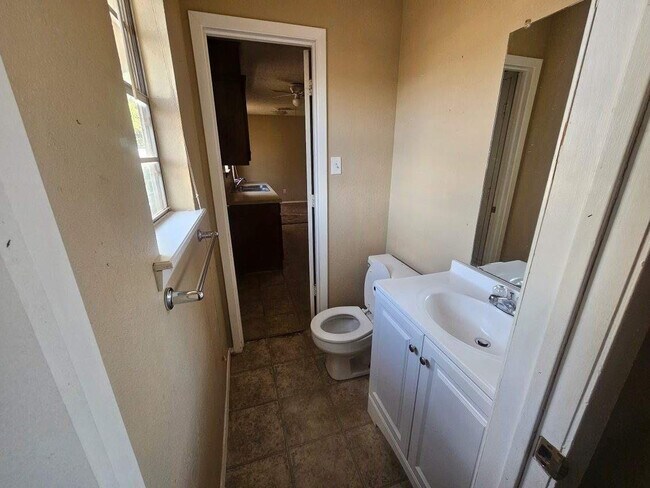 Building Photo - 811 E 79th St