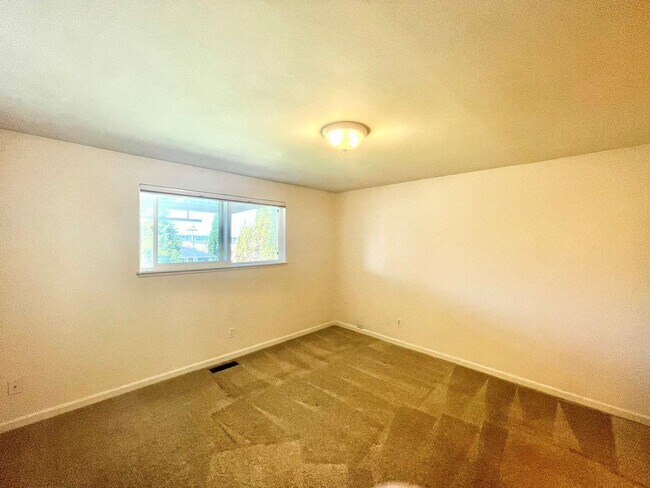 Building Photo - Mid-Century Gem in Kirkland’s Everest Park