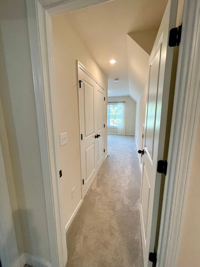 Building Photo - Gorgeous 4 bedroom 3.5 bath home in desira...