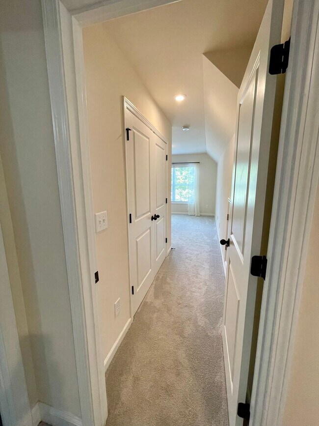 Building Photo - Gorgeous 5 bedroom 3.5 bath home in desira...