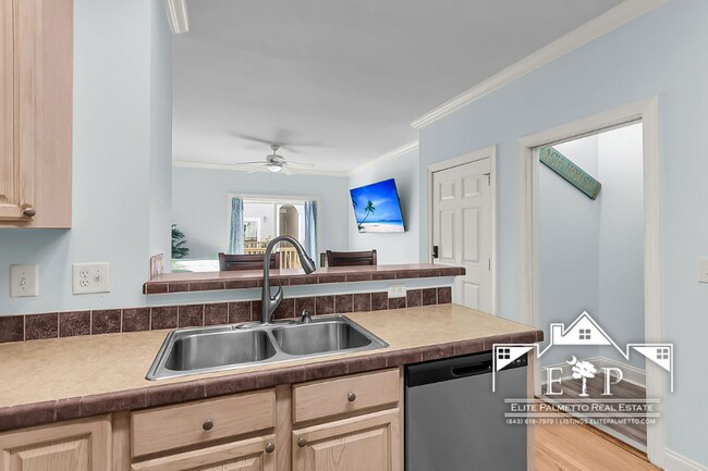 Building Photo - Charming Townhouse Near the Heart of Charleston – Comfort & Convenience in One!