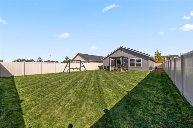Building Photo - Perfect Location 3 Bed 2 Bath Home with SO...