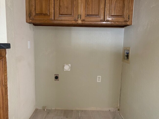Building Photo - Cozy Cottage